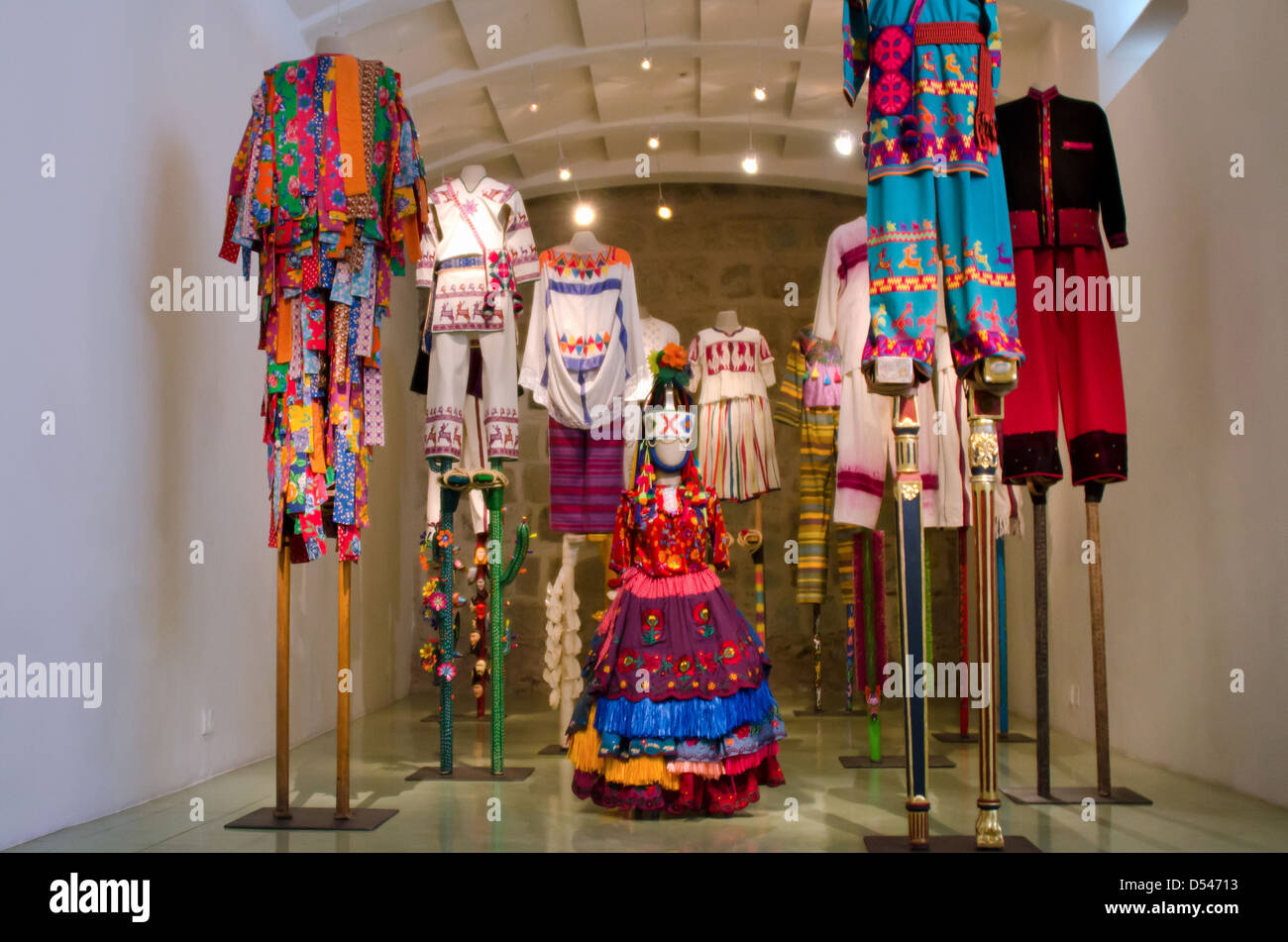 Stiltwalker costumi da Laura Anderson Barbata 'Transcomunalidad' mostra al Museo Textil de Oaxaca. Foto Stock