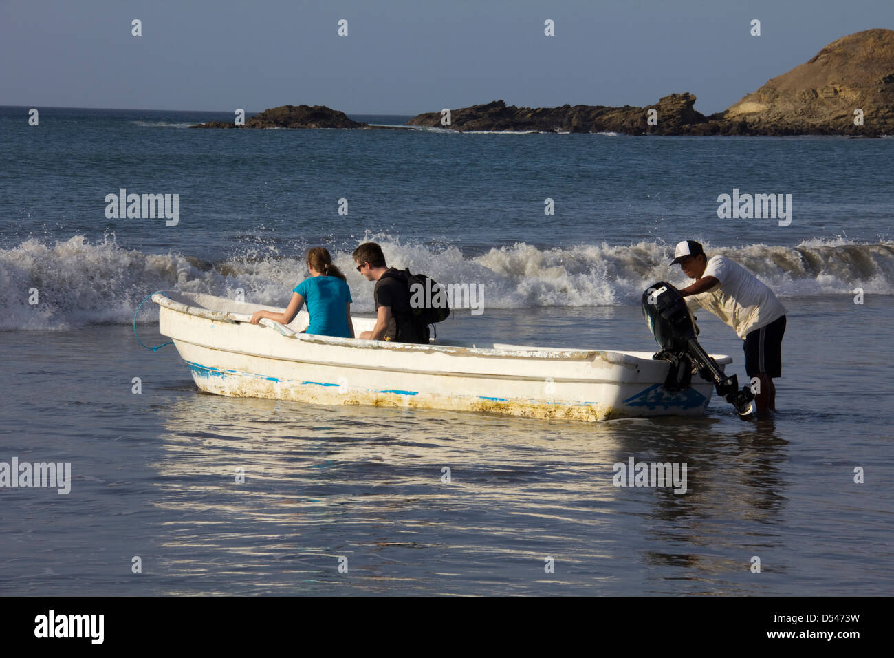 Imbarco a un lancio sulla spiaggia al Morgan's Rock Hacienda & Ecolodge per trasferimento in nave da pesca, Nicaragua Foto Stock