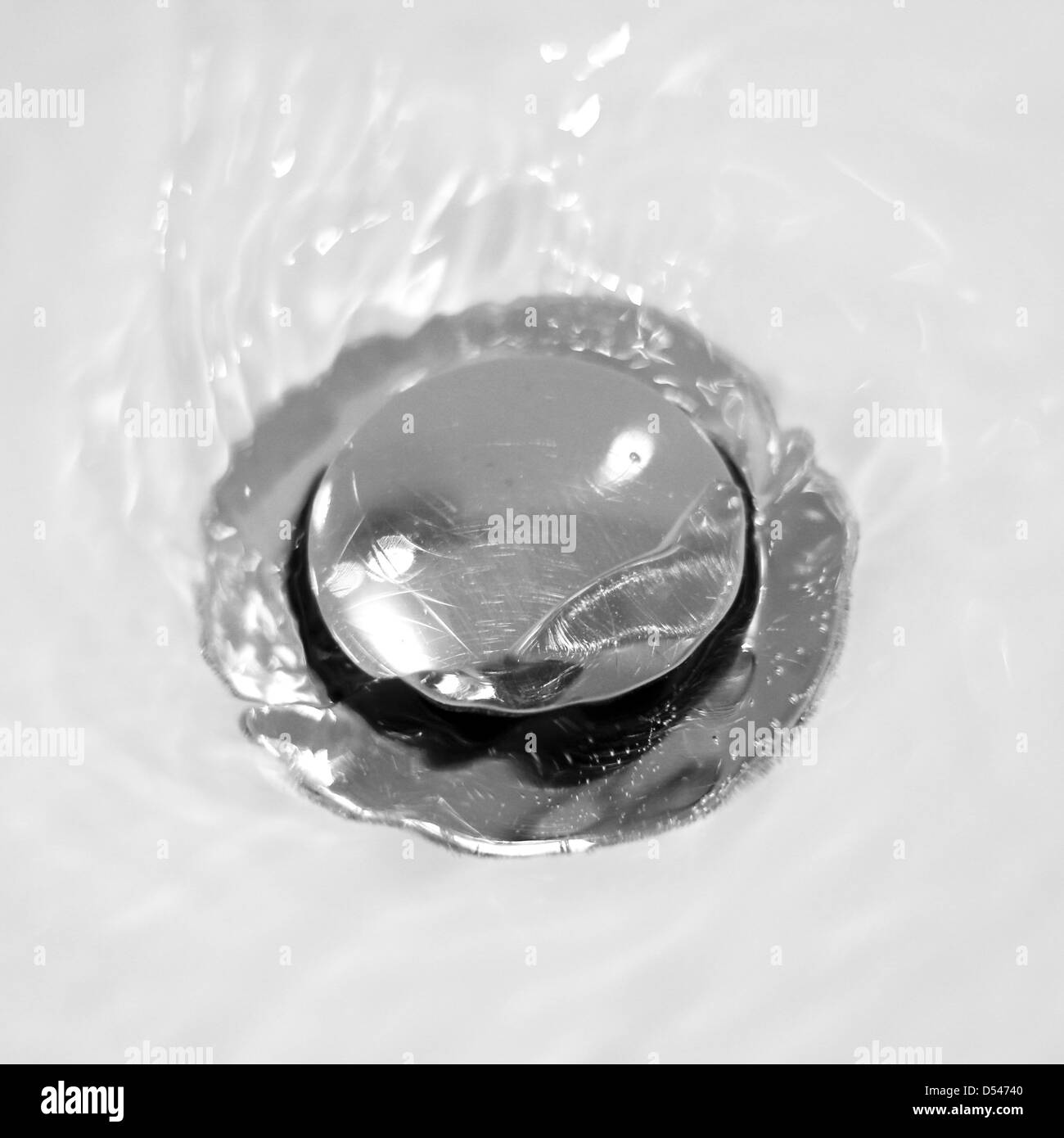 Primo piano di una vasca da bagno il tappo con acqua Foto stock - Alamy