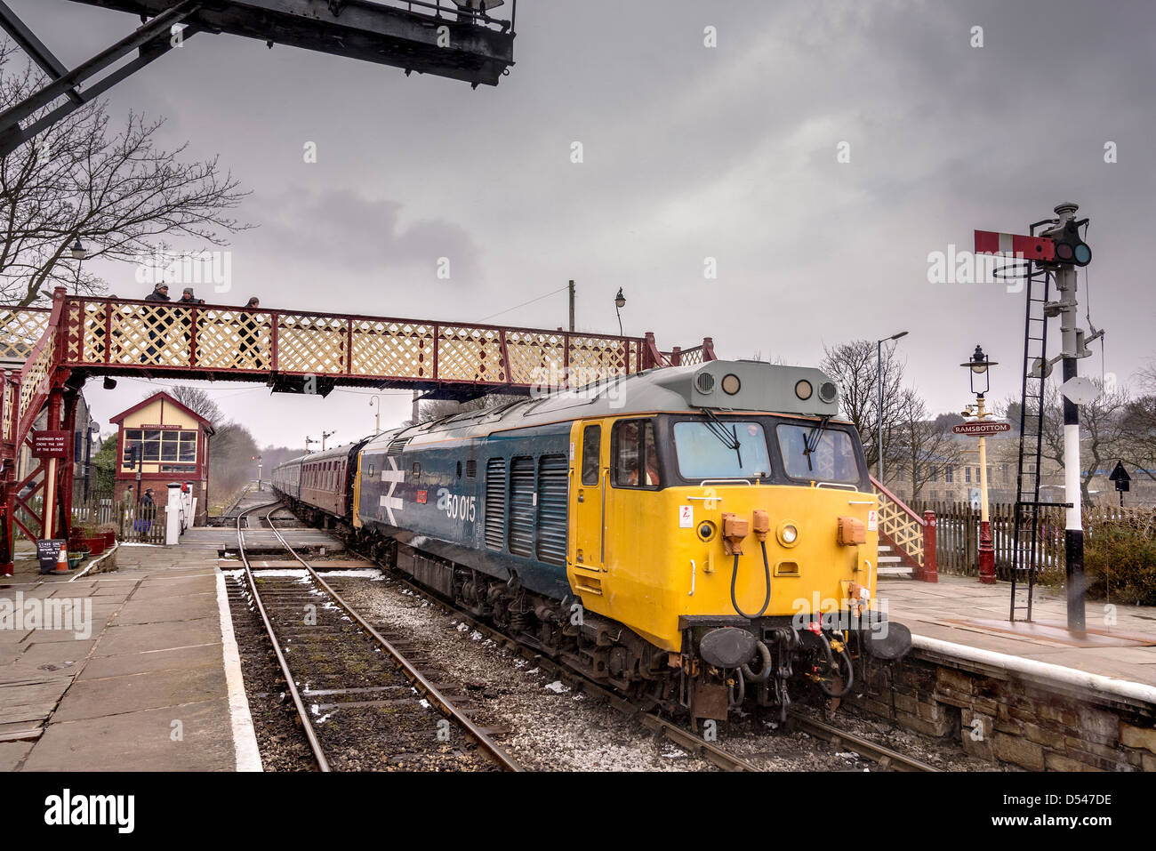 Ramsbottom Est della stazione ferroviaria di Lancashire. ELR. Diesel power train. conserve di inglese Electric Classe 50, 50015 Valiant Foto Stock