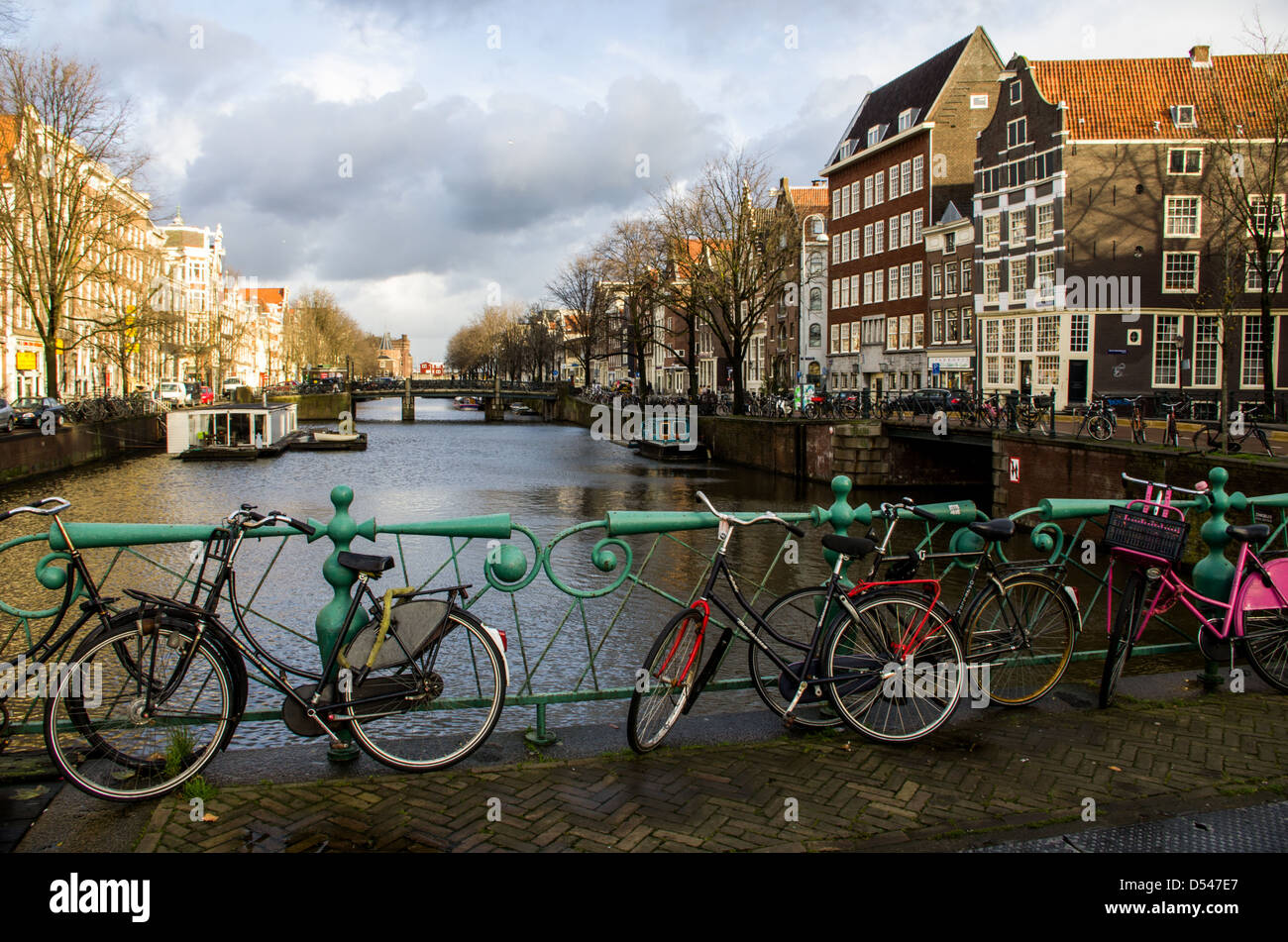 Le biciclette parcheggiate lungo il canale di Amsterdam. composizione orizzontale. Foto Stock