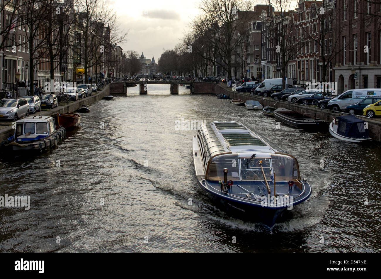 Tipica scena di Amsterdam con canal-crociera in barca e ponte orizzontale. Foto Stock