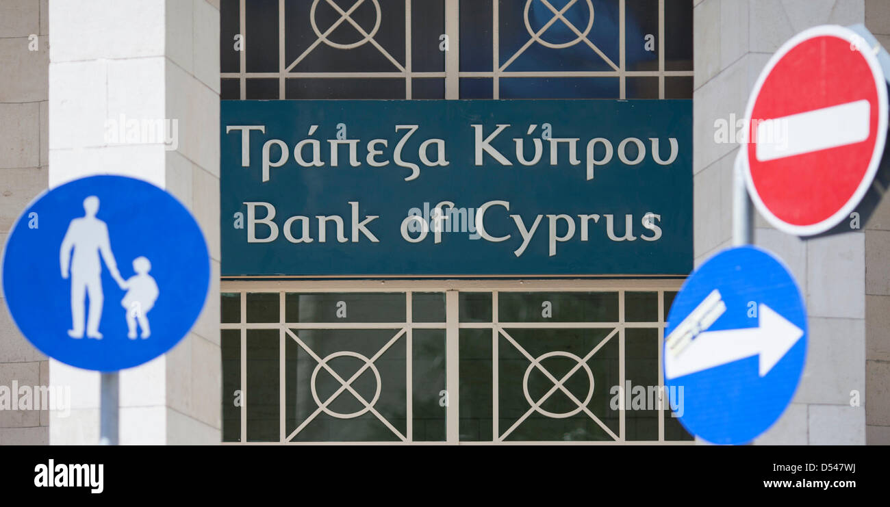I segnali stradali sono visti di fronte alla banca di Cipro a Limassol, Cipro, 24 marzo 2013. Presidente Nicos Anastasiades partito questa mattina per Bruxelles dove è programmato per tenere incontri con il Presidente della Commissione Jose Manuel Barroso, il Presidente del Consiglio europeo Herman Van Rompuy e la testa del FMI Christine Lagarde. Foto: Florian Schuh Foto Stock