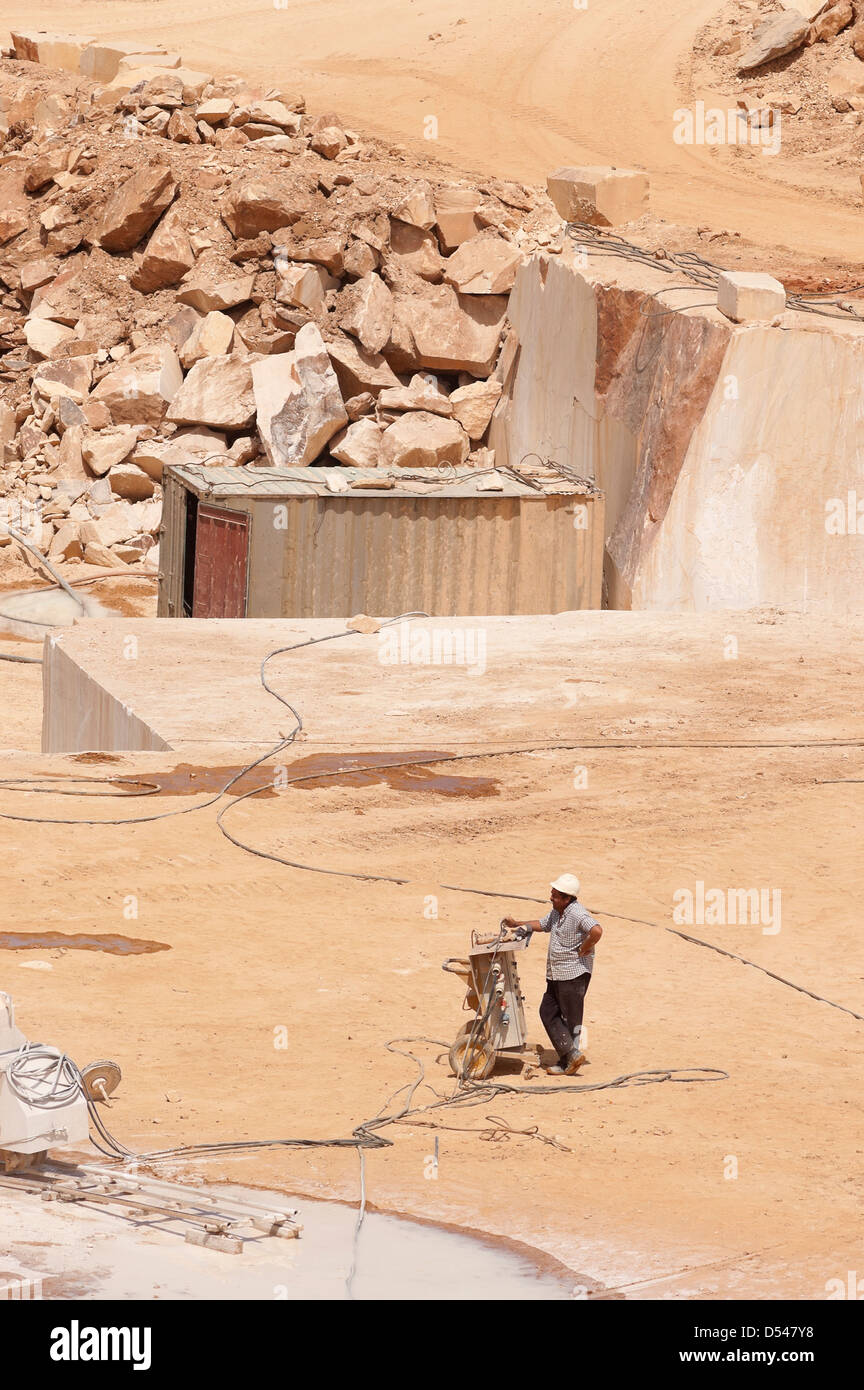 Lavoratore operando una sega a filo in una cava di marmo in Alentejo, Portogallo Foto Stock