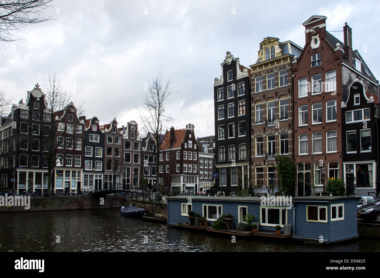 Tipici edifici di Amsterdam sui canali di fianco al canale case, casa sull'acqua. orizzontale Foto Stock