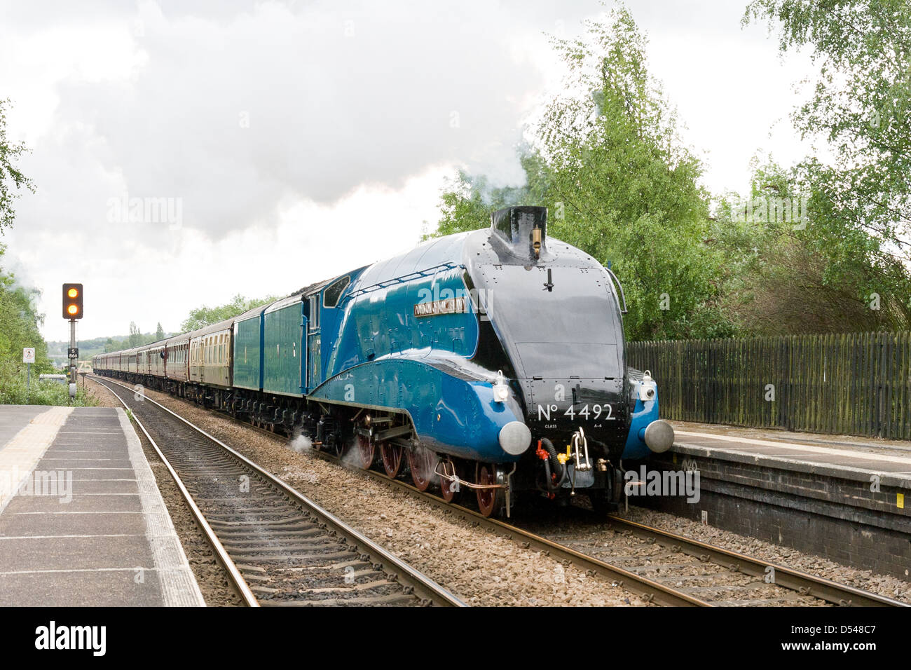 Locomotiva a vapore la trazione di un treno passeggeri attraverso Mexborough nel South Yorkshire, Inghilterra, Regno Unito sulle linee principali Foto Stock