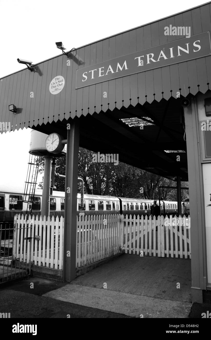 In bianco e nero della piattaforma a Dartmouth Steam Railway con carrelli in background a Paignton in Devon. Foto Stock