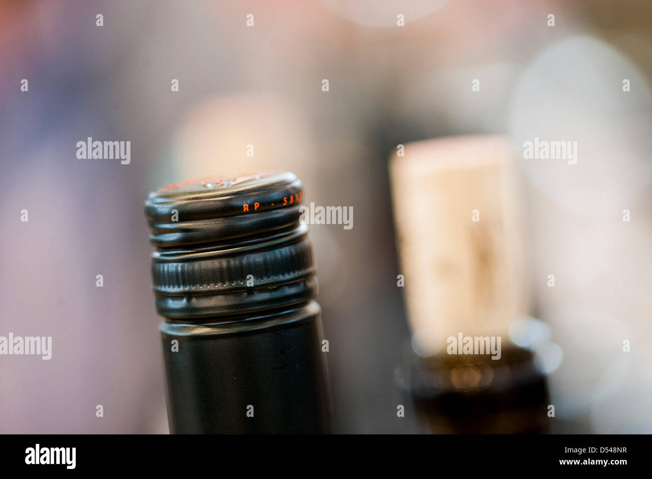 Bottiglie di vino con un twist-off e tappo in sughero sono in mostra alla fiera del vino ProWein a Dusseldorf, Germania, 24 marzo 2013. La fiera si svolge dal 24 fino al 26 marzo 2013. Foto: ROLF VENNENBERND Foto Stock