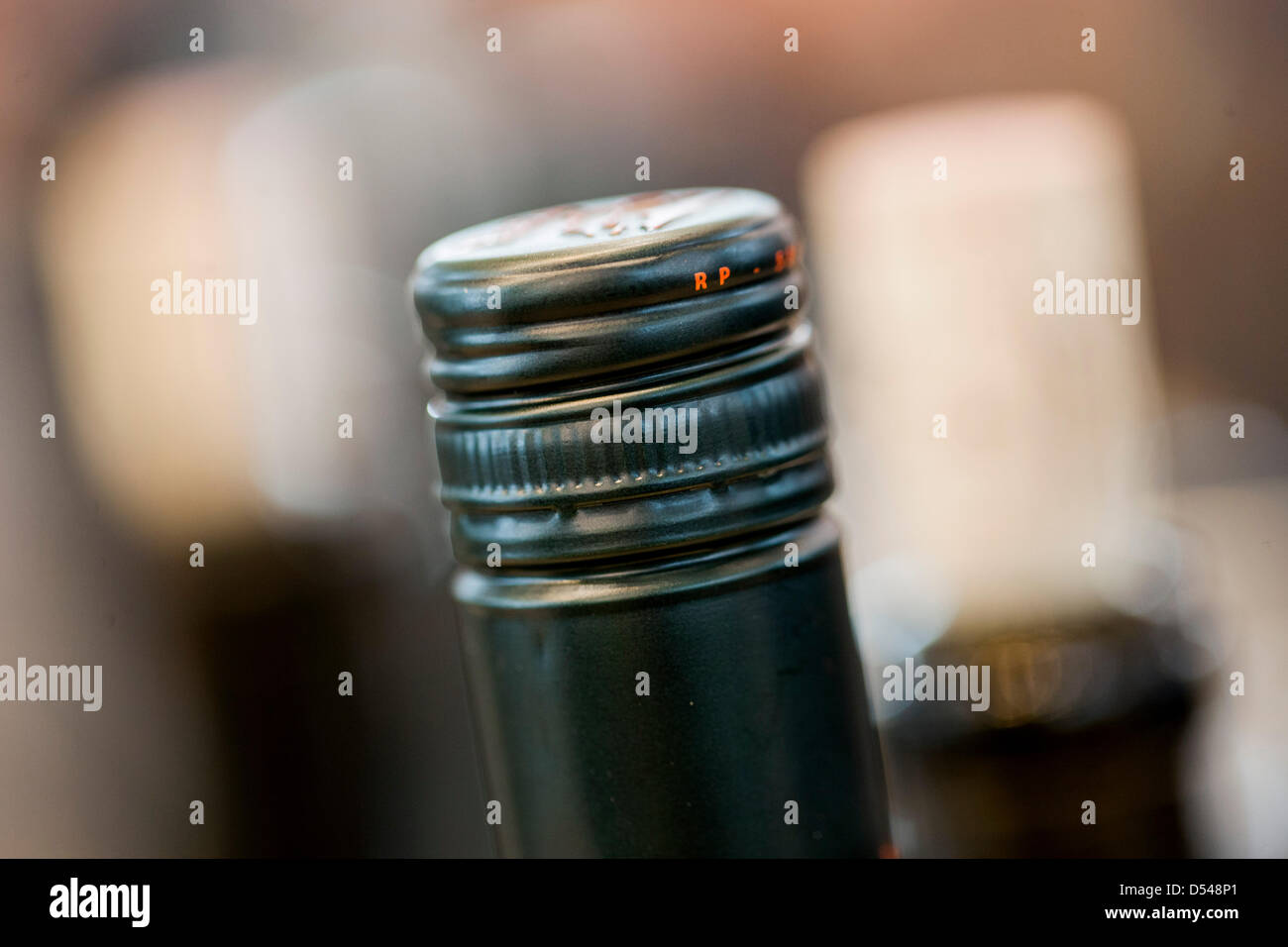 Bottiglie di vino con un twist-off e tappo in sughero sono in mostra alla fiera del vino ProWein a Dusseldorf, Germania, 24 marzo 2013. La fiera si svolge dal 24 fino al 26 marzo 2013. Foto: ROLF VENNENBERND Foto Stock