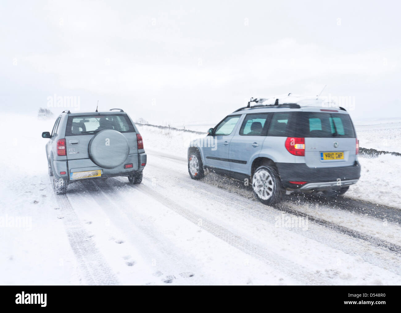 Inglese Peak District, Derbyshire, Regno Unito. Il 24 marzo 2013, difficili condizioni di guida sulla B6054 tra Baslow e Hathersage. Neve pesante e alta venti erano causando la tempesta di neve a bloccare la strada. Credito: occhio35/Alamy Live News Foto Stock