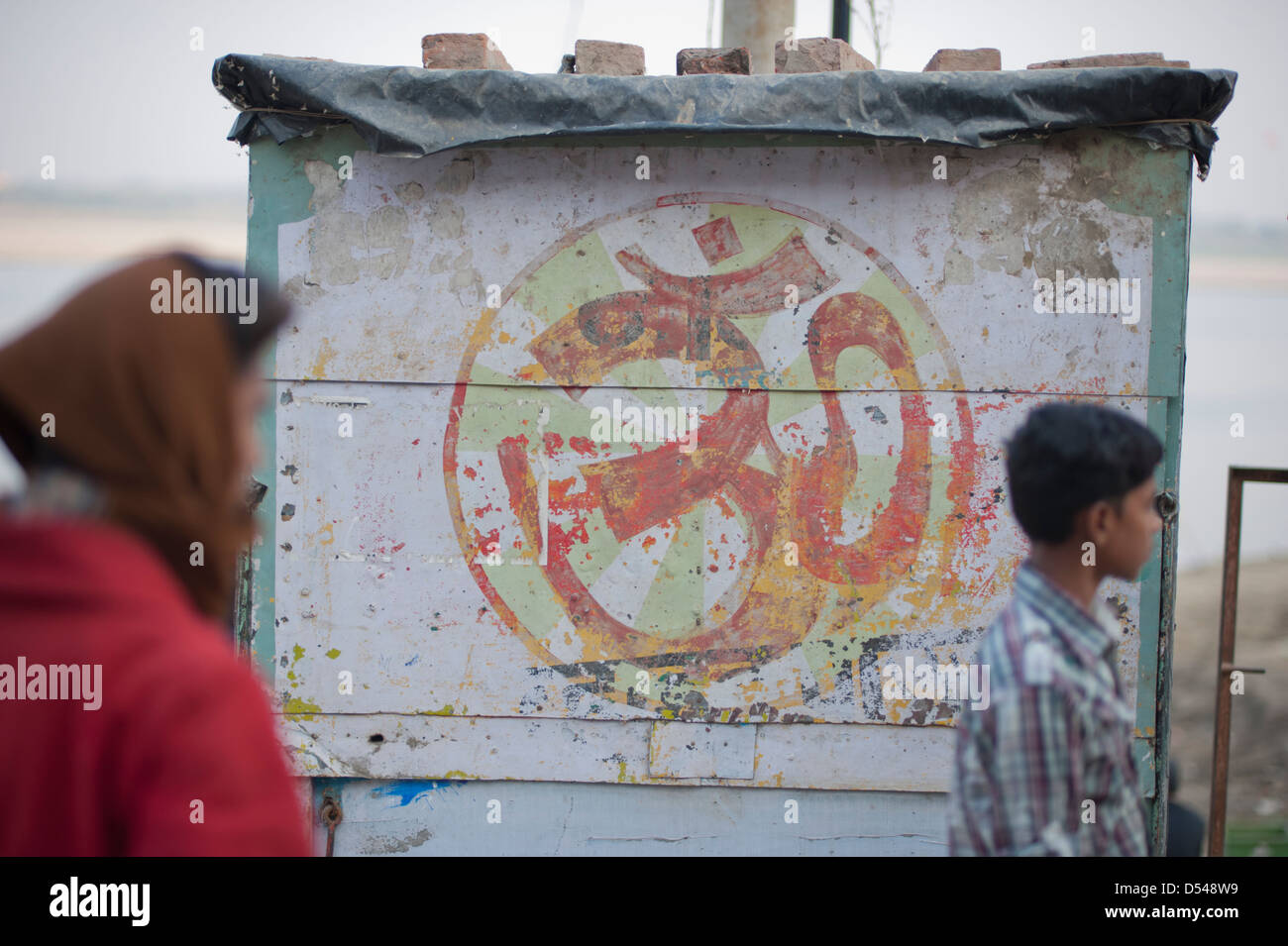 Un simbolo di Om sulla parte posteriore di una capanna rivolta verso il Gange. Varanasi (India). Foto Stock