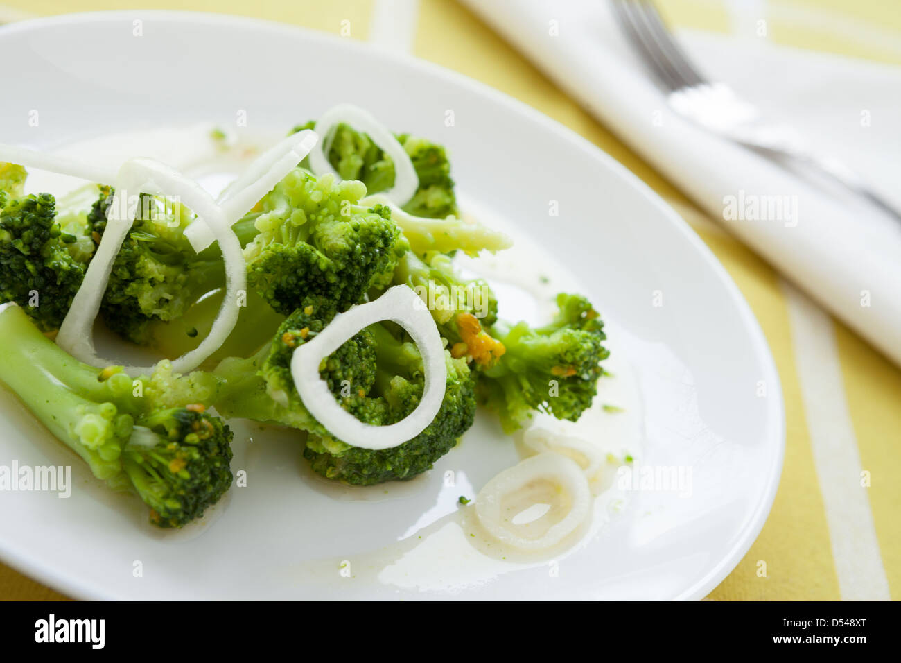 Broccoli cotti al forno su un piatto bianco, closeup cibo Foto Stock