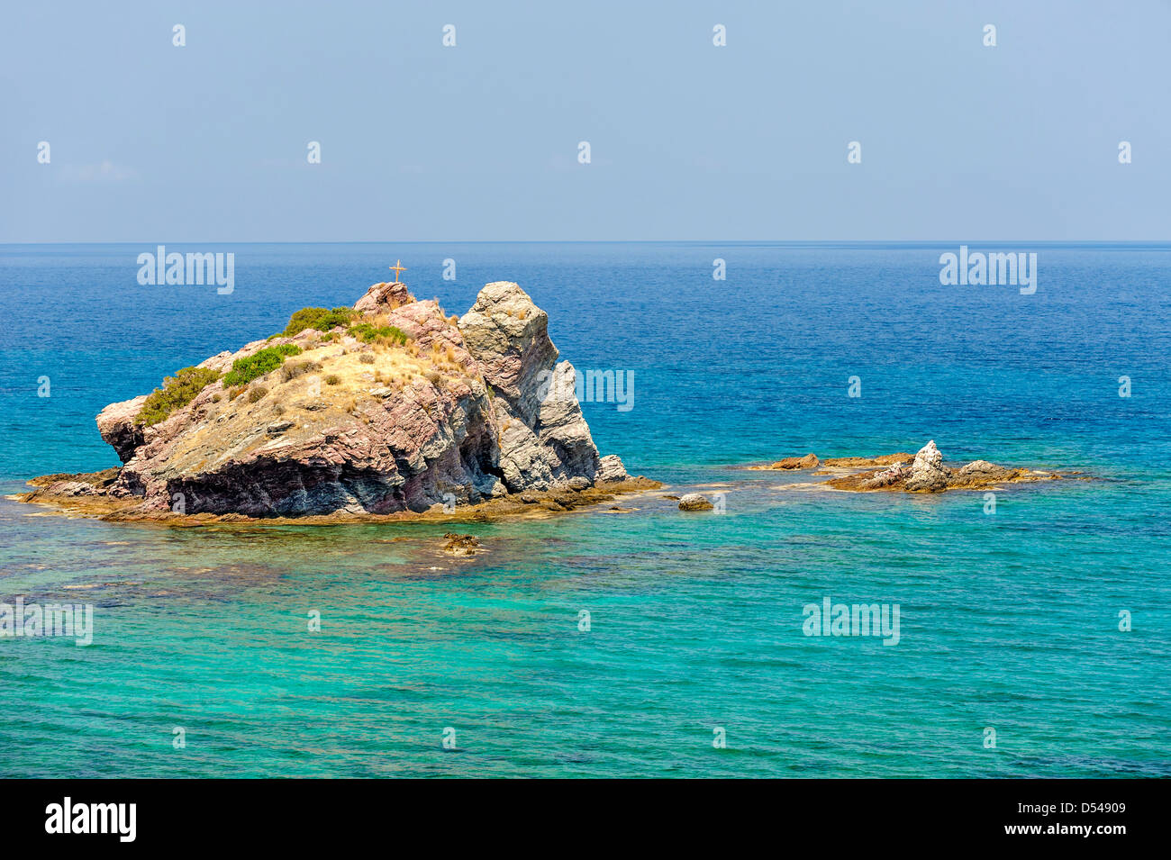 Piccola isola rocciosa del Mare Azure Foto Stock