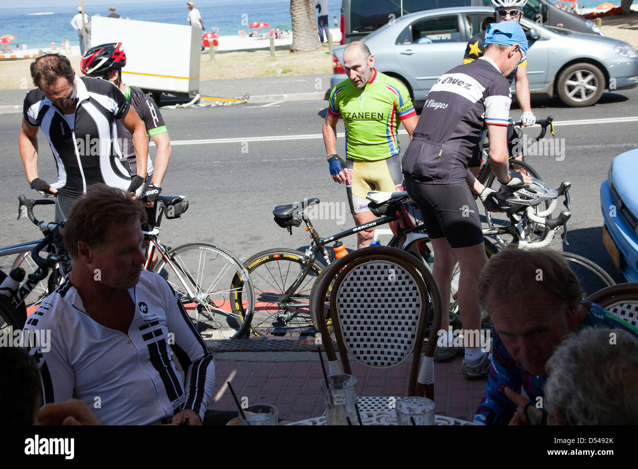 I ciclisti si incontrano a livello locale Camps Bay Cafe a Cape Town - Sud Africa Foto Stock