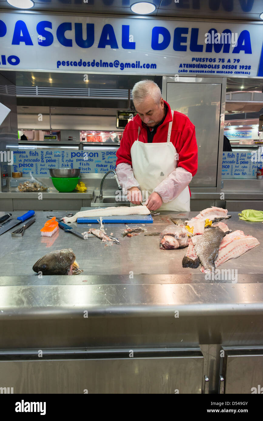 Sfilettatura pesce fresco a Valencia il Mercato Centrale. Foto Stock Sfilettatura pesce fresco a Valencia il Mercato Centrale. Foto Stock