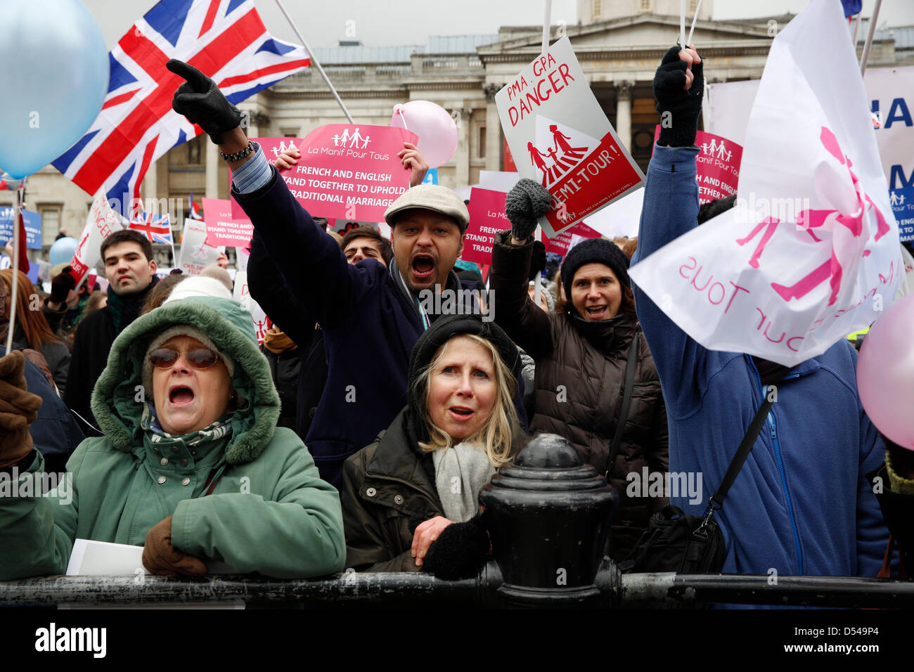 Londra, Regno Unito. Il 24 marzo 2013. I manifestanti contro il matrimonio gay stanno facendo sentire la loro voce cantando slogan. Manifestanti francese al fianco di gruppi religiosi stanno organizzando un Anti-Gay rally in Trafalgar Square. Anglicana sono Mainstream, esortando i cristiani a ruotare fino a protestare Foto Stock