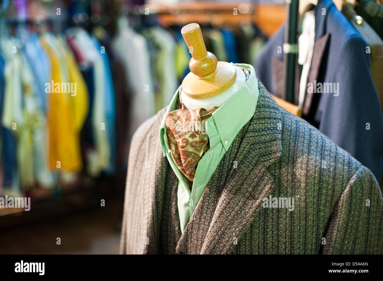 Elegante vintage uomini giacca di tweed, gilet, camicia e cravat sul visualizzatore in corrispondenza di un abiti retro fair Foto Stock