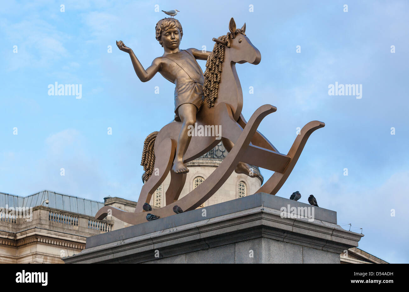 Ragazzo su un cavallo a dondolo scultura, quarto plinto, Trafalgar Square, London, England, Regno Unito Foto Stock