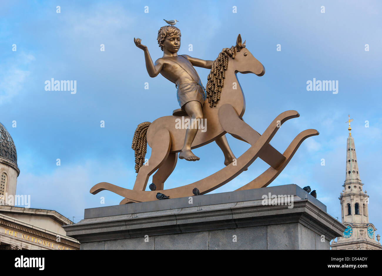 Ragazzo su un cavallo a dondolo scultura, quarto plinto, Trafalgar Square, London, England, Regno Unito Foto Stock
