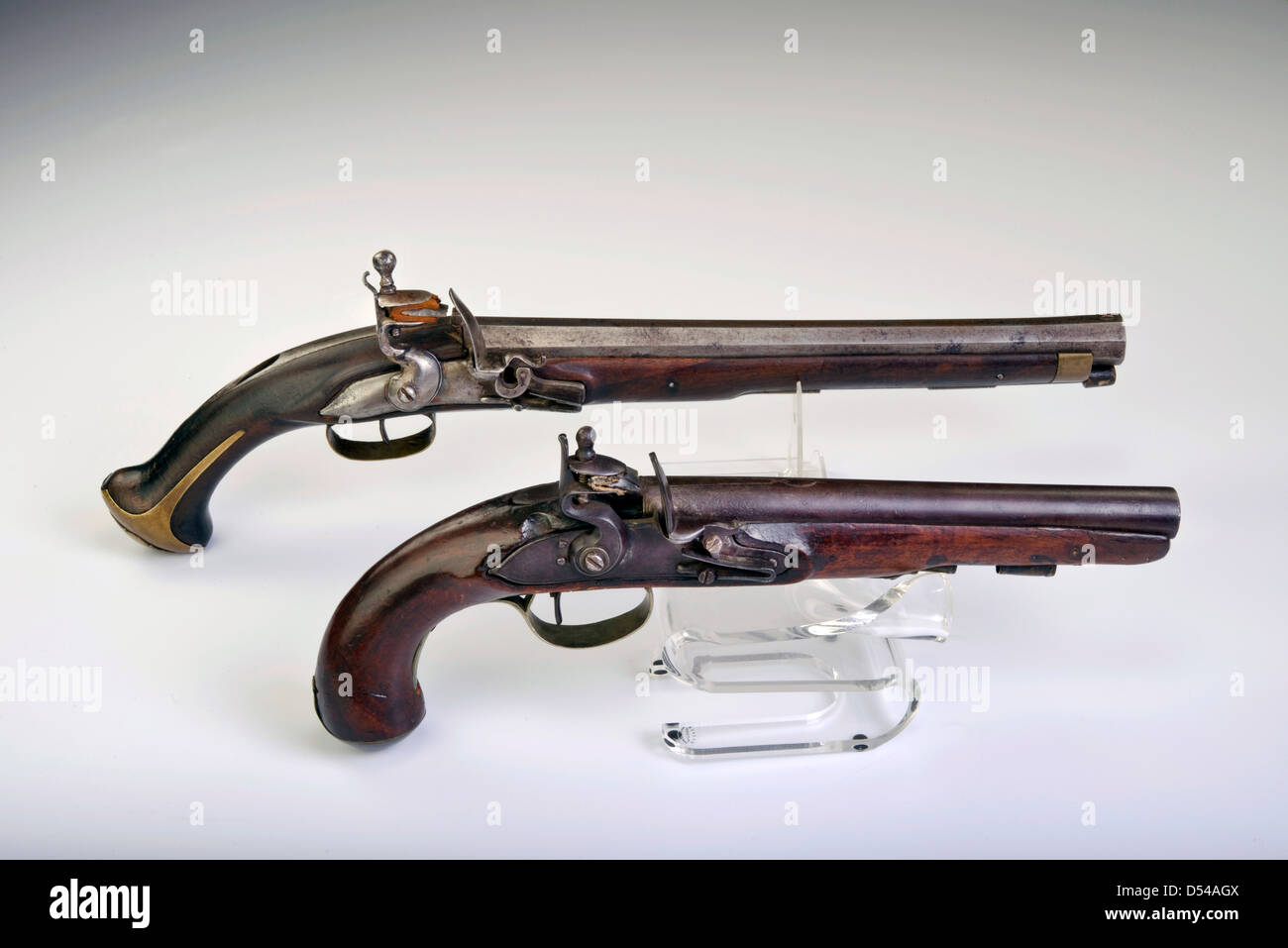 Francese e Inglese flintlock pistols realizzato intorno al 1790. Foto Stock