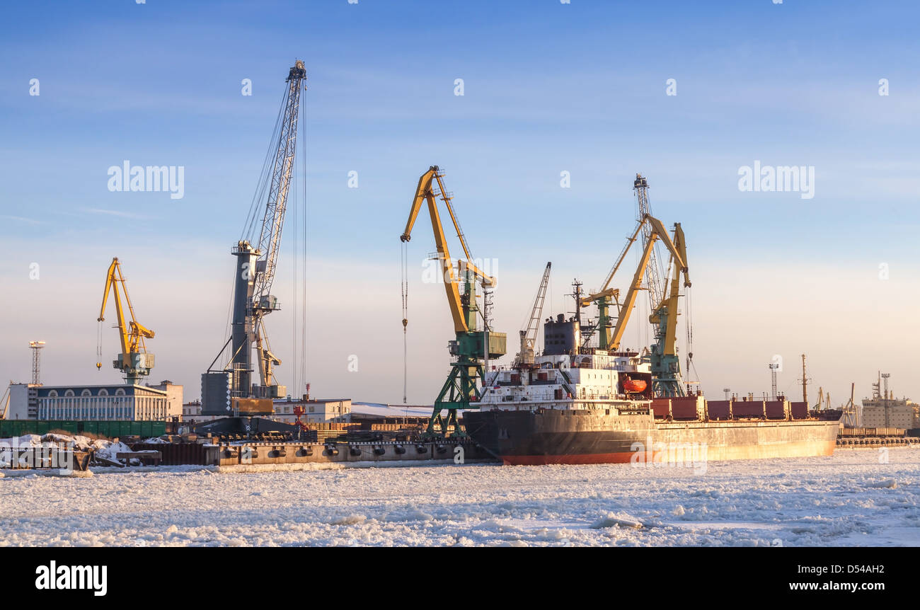 Carichi alla rinfusa nave caricamento con gru, porto di San Pietroburgo, Russia Foto Stock