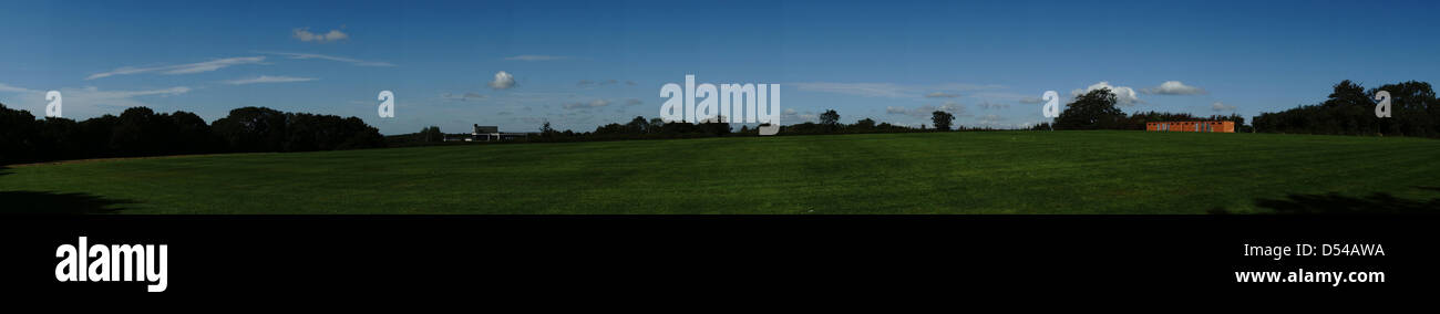 Hastings alberi nuvole campi capanne di erba blu ambra Foto Stock