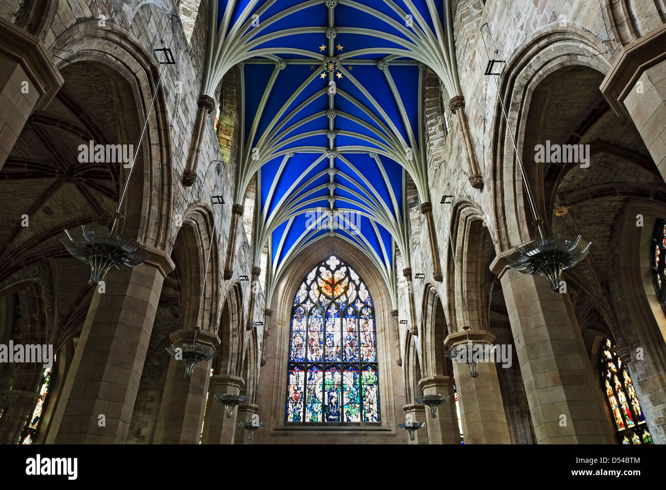 Soffitto, finestra di vetro colorato e colonna, St. Giles' Cattedrale, Edimburgo, Scozia, Regno Unito Foto Stock