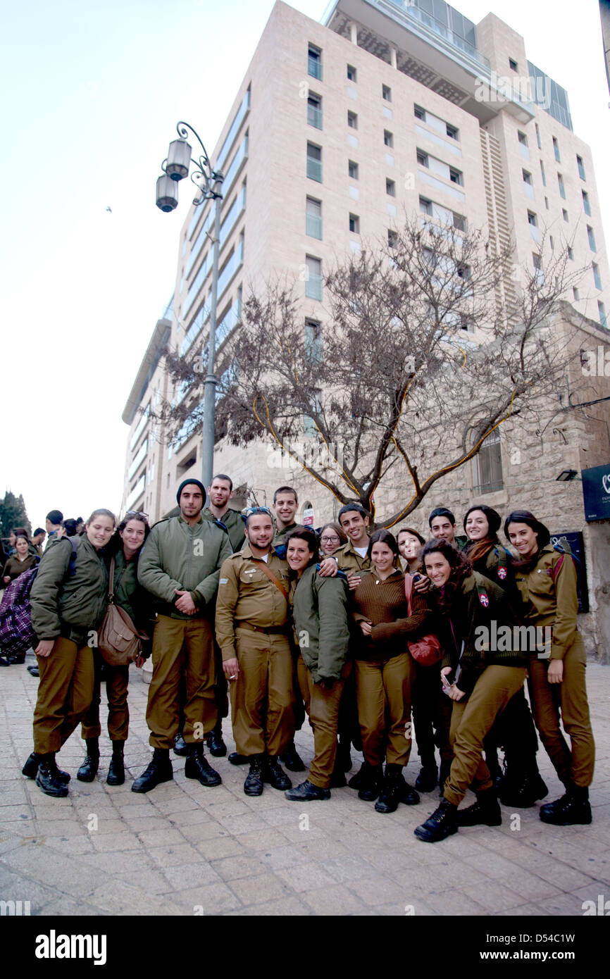 Esercito Israeliano , Zahal (Esercito Israeliano), soldati ,che posano per una foto ,Gerusalemme, Israele, Medio Oriente Foto Stock