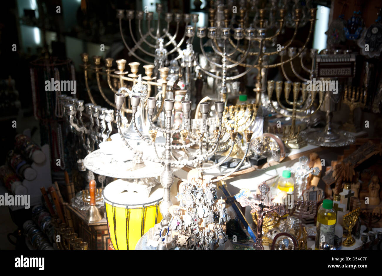 Visualizzazione di menorahs, simbolo tradizionale del giudaismo, Gerusalemme, Israele, Medio Oriente Foto Stock