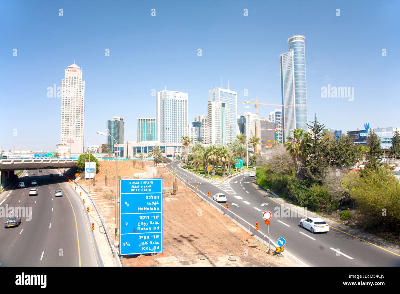 Vista dell'autostrada Ayalon che mostra la Moshe Aviv Tower in Diamond exchange district (Bursa), Ramat Gan, Israele, Medio Oriente Foto Stock