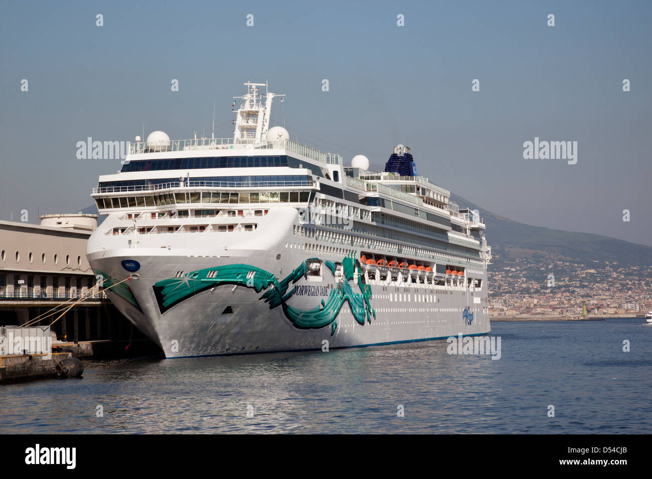 Jade norvegese nave da crociera ormeggiata nel porto di Napoli Foto Stock