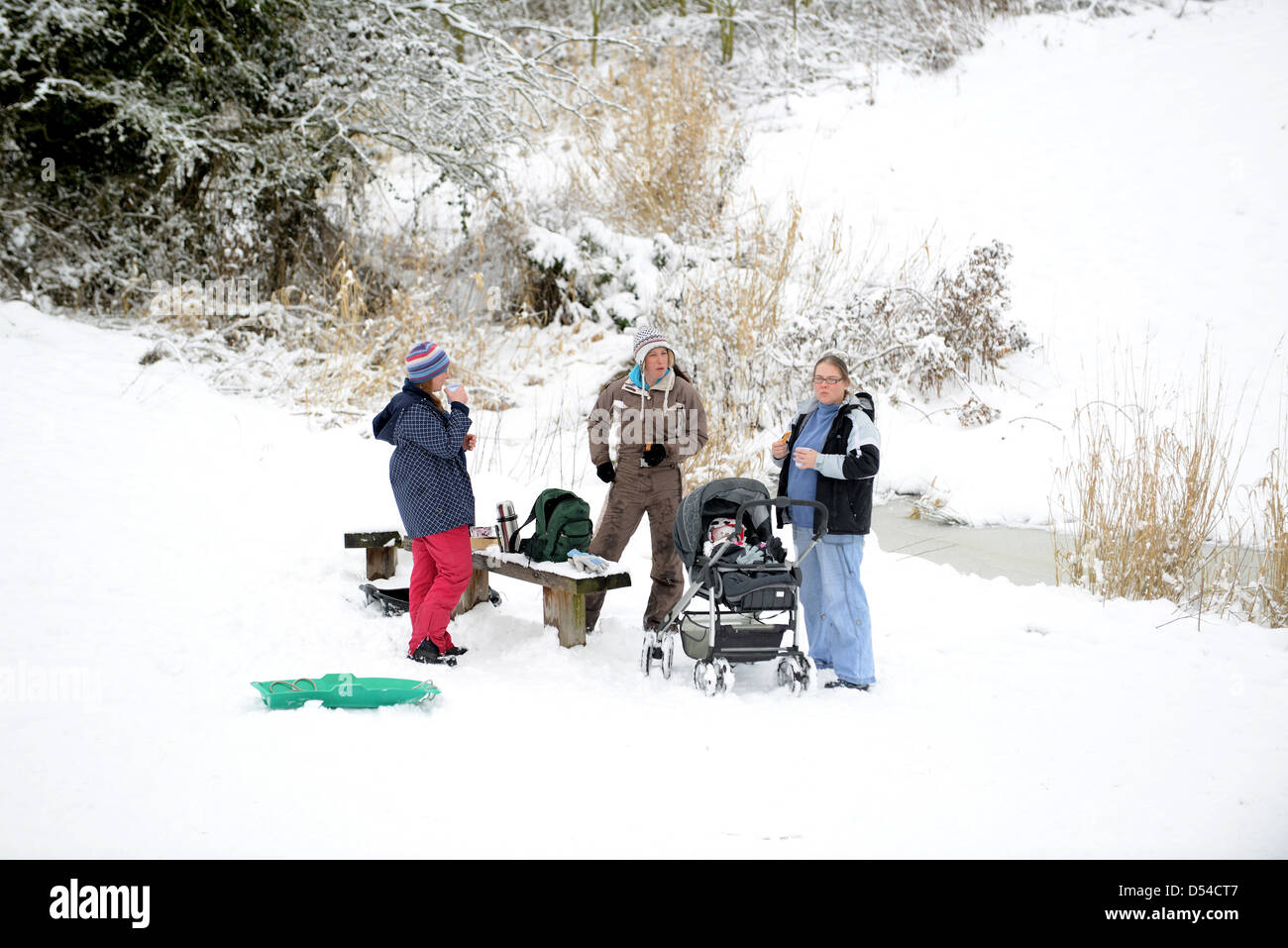 Un gruppo di donne che chiacchierano in inverno la neve Regno Unito Foto Stock