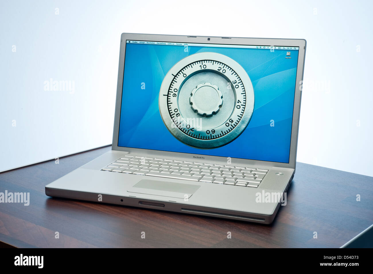 Amburgo, Germania, serratura a combinazione sullo schermo di un MacBook Pro Apple Foto Stock