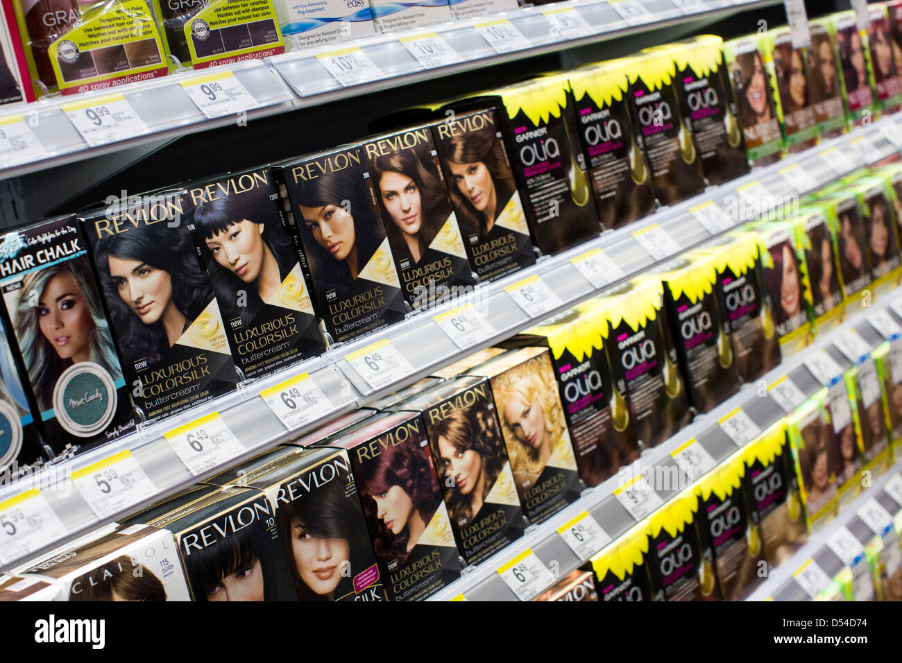 Revlon e Garnier tintura per capelli prodotti sul display a un Walgreens flagship store nel centro di Washington DC. Foto Stock