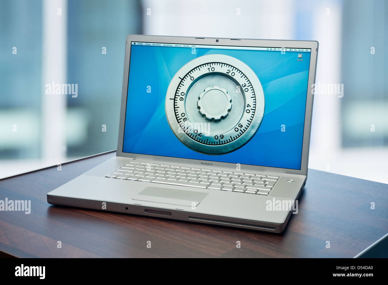 Amburgo, Germania, serratura a combinazione sullo schermo di un MacBook Pro Apple Foto Stock