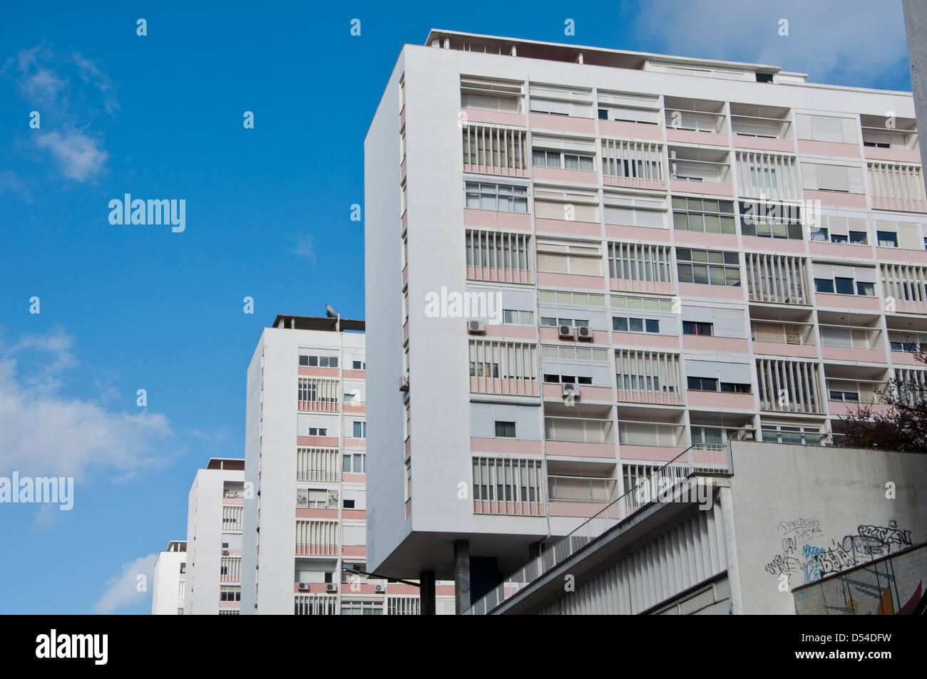 Edificio modernista di blocchi in Av. Infante Santo, Lisbona Foto Stock