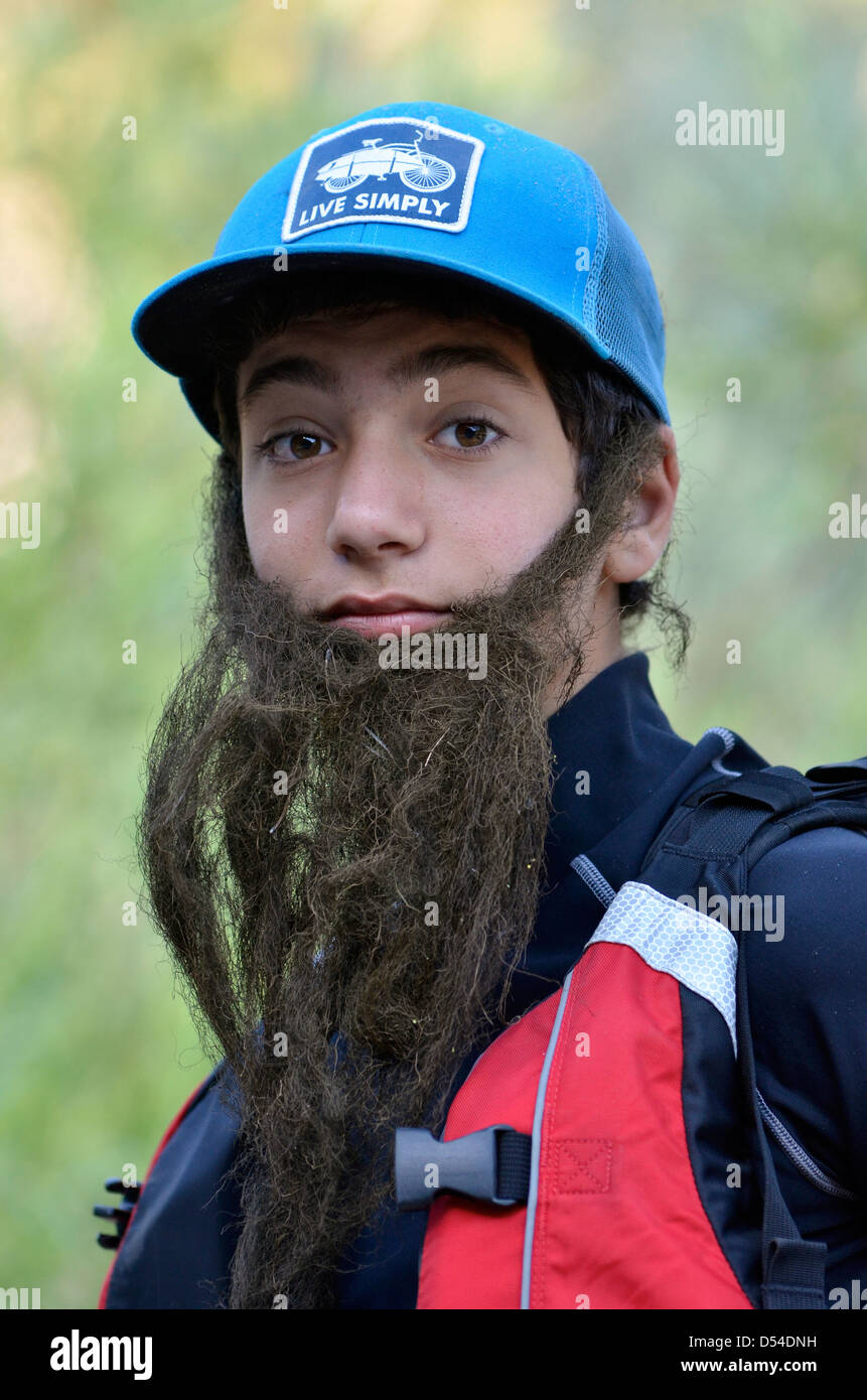 Adolescente con una barba finta fatta di lichen, Salmon River, Idaho Foto  stock - Alamy