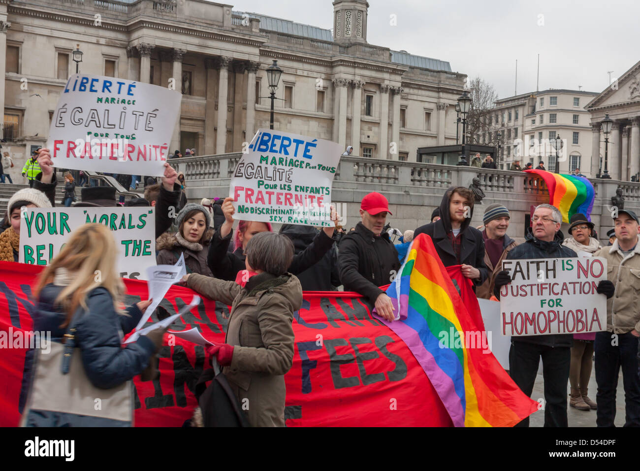 Londra, Regno Unito. Il 24 marzo, 2013. Manifestanti su entrambi i lati dell'argomento sul matrimonio uguaglianza riuniti in Trafalgar Square a Londra. Il 24 marzo 2013. Gli organizzatori della protesta La Manif Pour Tous si svolge a Parigi aveva organizzato una simultanea di eventi di Londra. Un contatore dimostrazioni era stato organizzato da i diritti LGBT sostenitori. Foto Stock