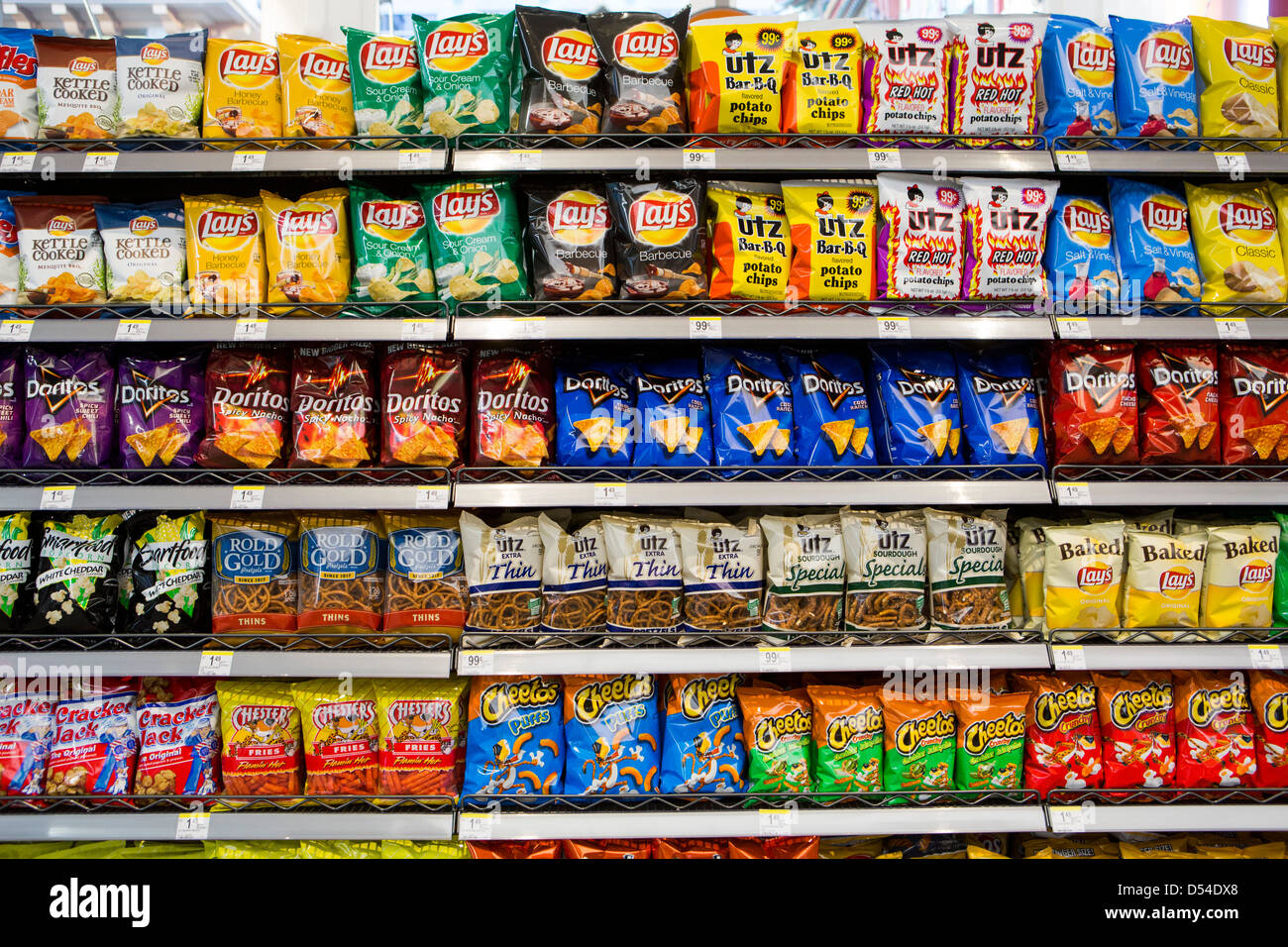 Lay's, Utz e Doritos potato chips sul visualizzatore in corrispondenza di un Walgreens flagship store. Foto Stock