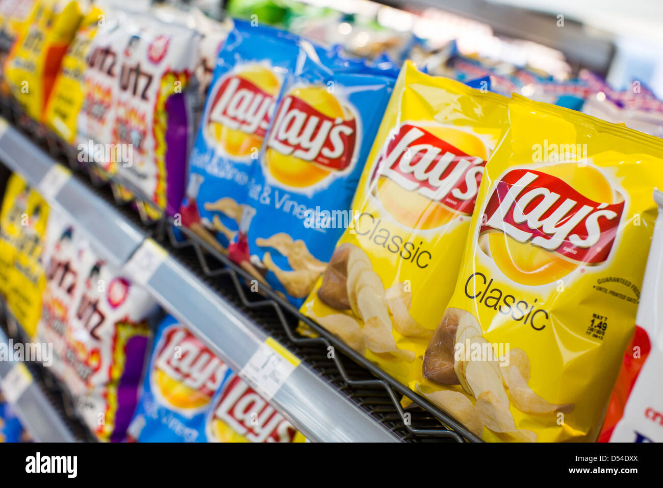 Lay's, Utz e Doritos potato chips sul visualizzatore in corrispondenza di un Walgreens flagship store. Foto Stock