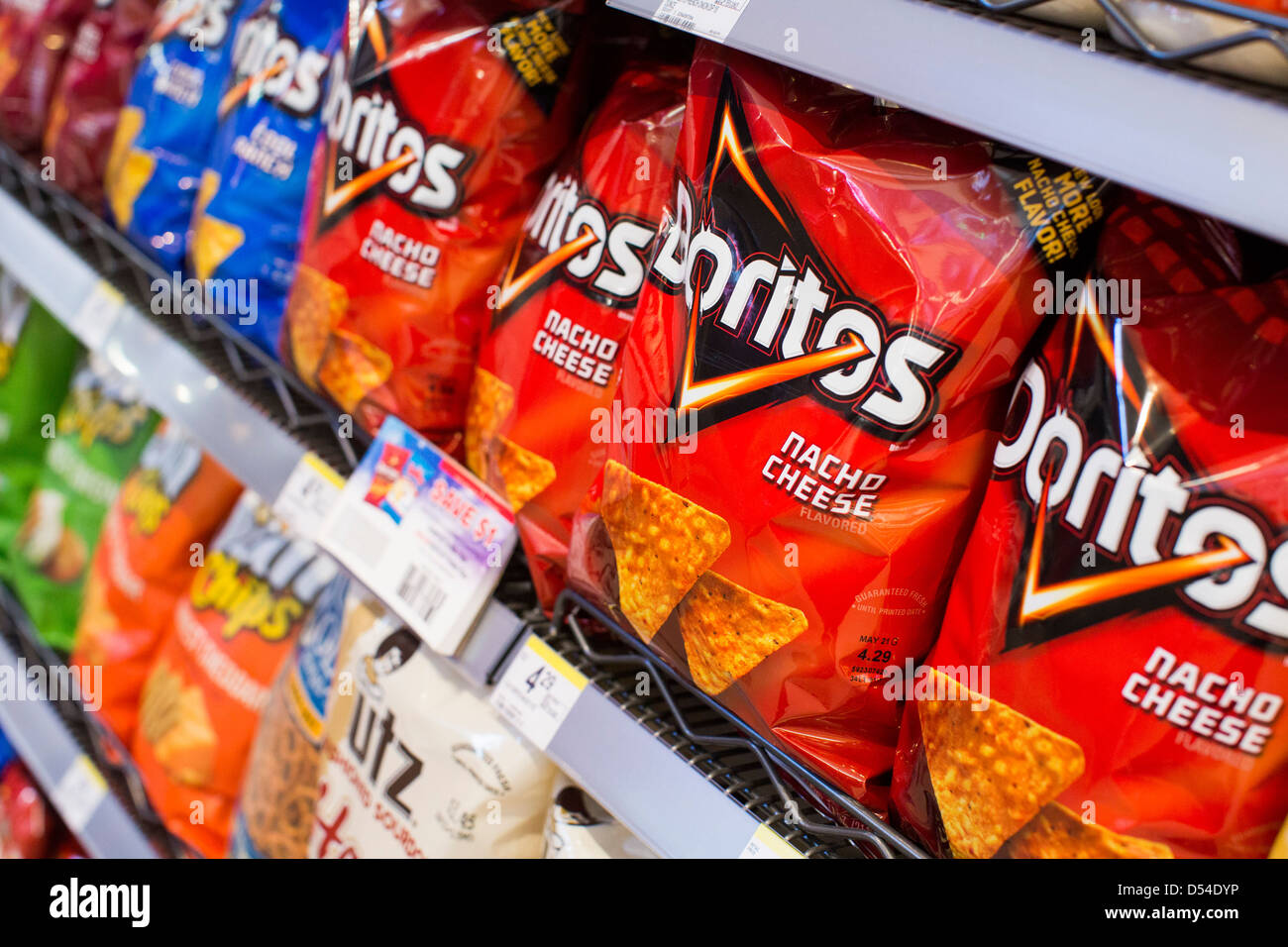 Lay's, Utz e Doritos potato chips sul visualizzatore in corrispondenza di un Walgreens flagship store. Foto Stock