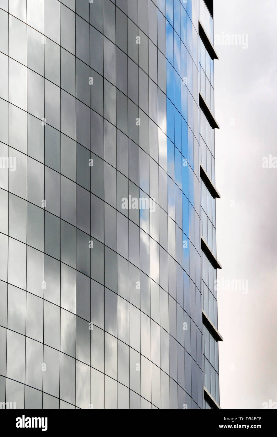 Il lato di un edificio per uffici realizzato di vetro riflettente Foto Stock