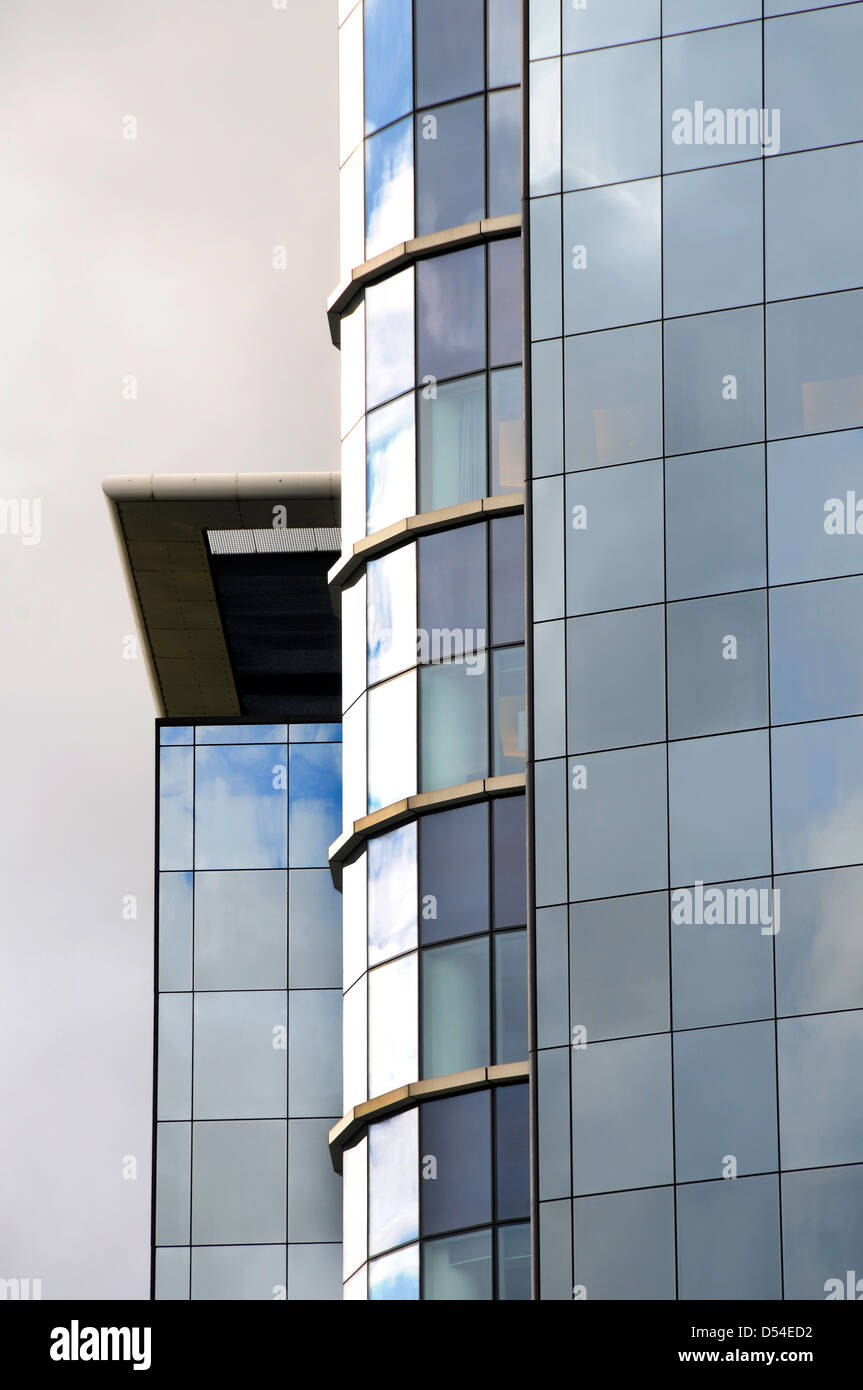 Il lato di un vetro frontale in ufficio edificio grattacielo Foto Stock