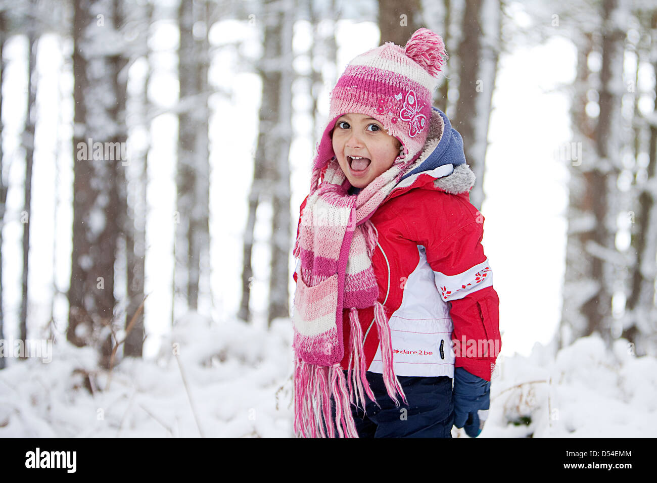 Ragazza che gioca nella neve Foto Stock