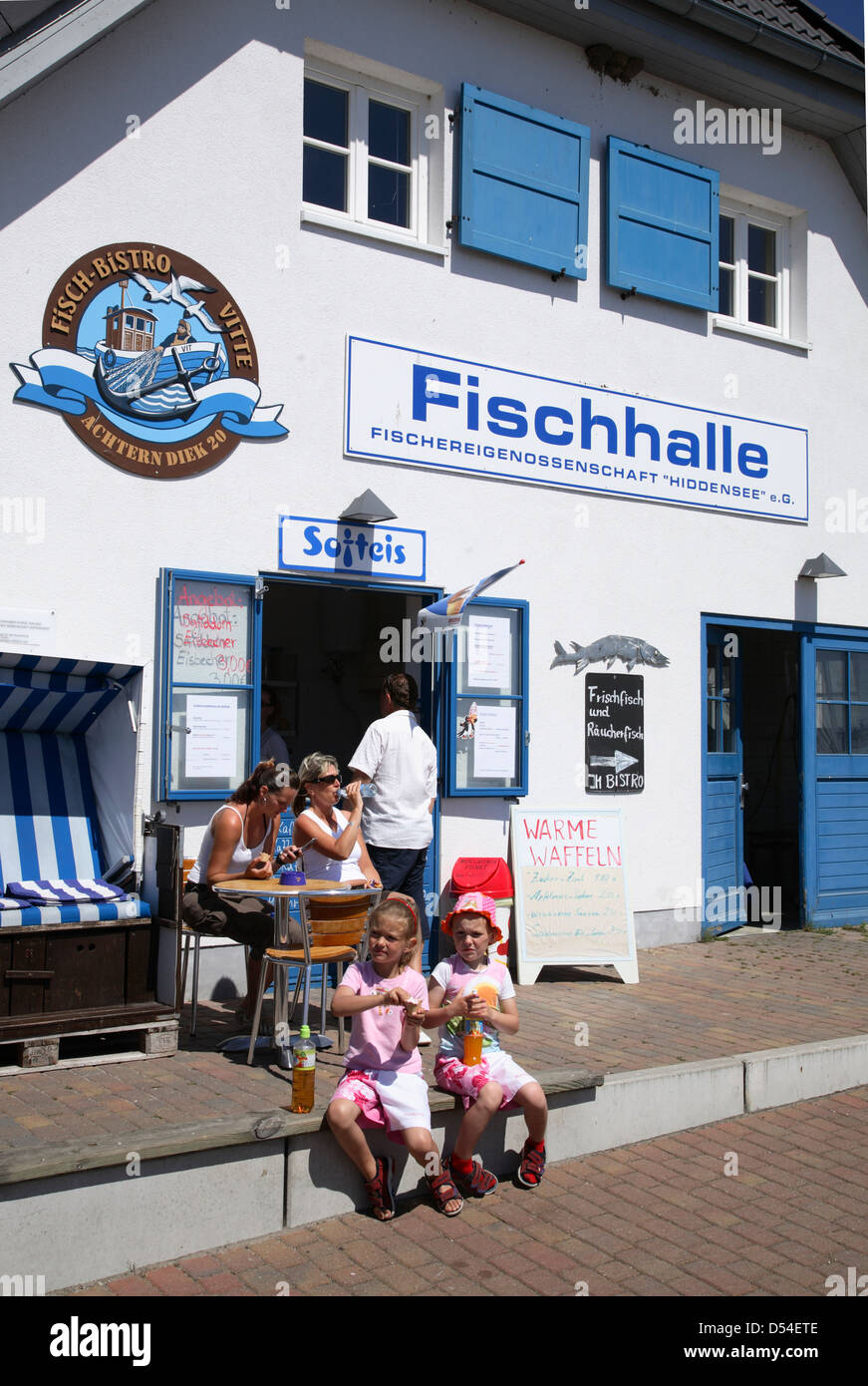 Isola di Hiddensee, ristorante di pesce al porto di Vitte, Meclemburgo-Pomerania, Germania Foto Stock