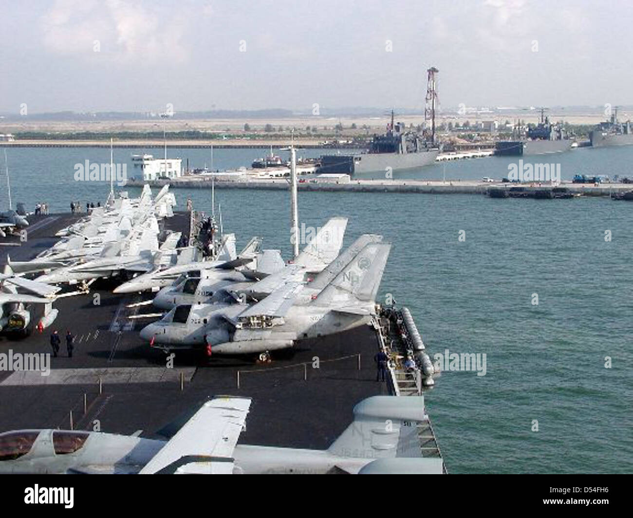La USS Vinson (CVN-70) è una portaerei classe Nimitz della Marina degli Stati Uniti. Svolge un ruolo cruciale nelle operazioni navali e ha partecipato a molteplici campagne militari. La nave è dotata di sistemi avanzati di aviazione e difesa e funge da nave ammiraglia per le missioni della Marina degli Stati Uniti in tutto il mondo. Foto Stock