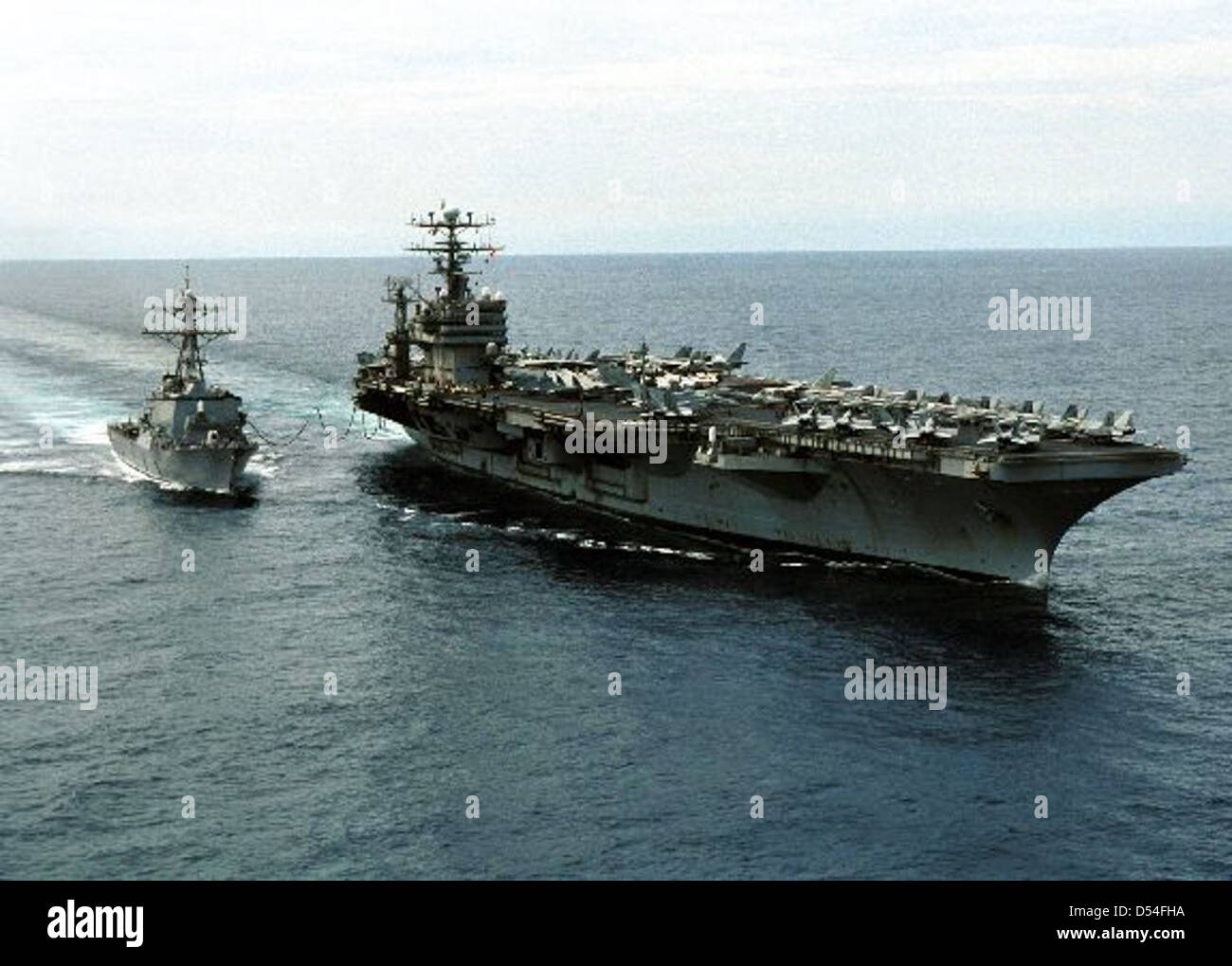 La USS Ronald Reagan (CVN-70) è una portaerei classe Nimitz della Marina degli Stati Uniti. Svolge un ruolo fondamentale nella proiezione di potenza, nelle operazioni di volo e nella difesa navale. La nave è stata attivamente impiegata in operazioni militari globali e funge da simbolo della superiorità navale e della capacità strategica degli Stati Uniti. Foto Stock