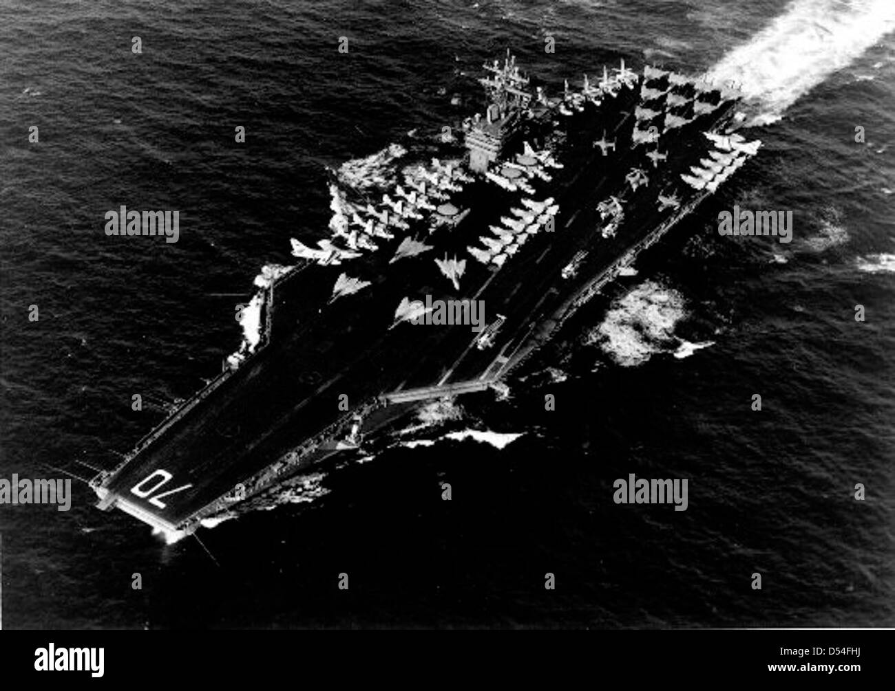La USS Carl Vinson (CVN 70), una portaerei classe Nimitz, è una componente chiave della flotta della Marina degli Stati Uniti. Svolge un ruolo essenziale nelle operazioni militari e nella sicurezza globale, contribuendo alle strategie di difesa aerea e navale. Foto Stock