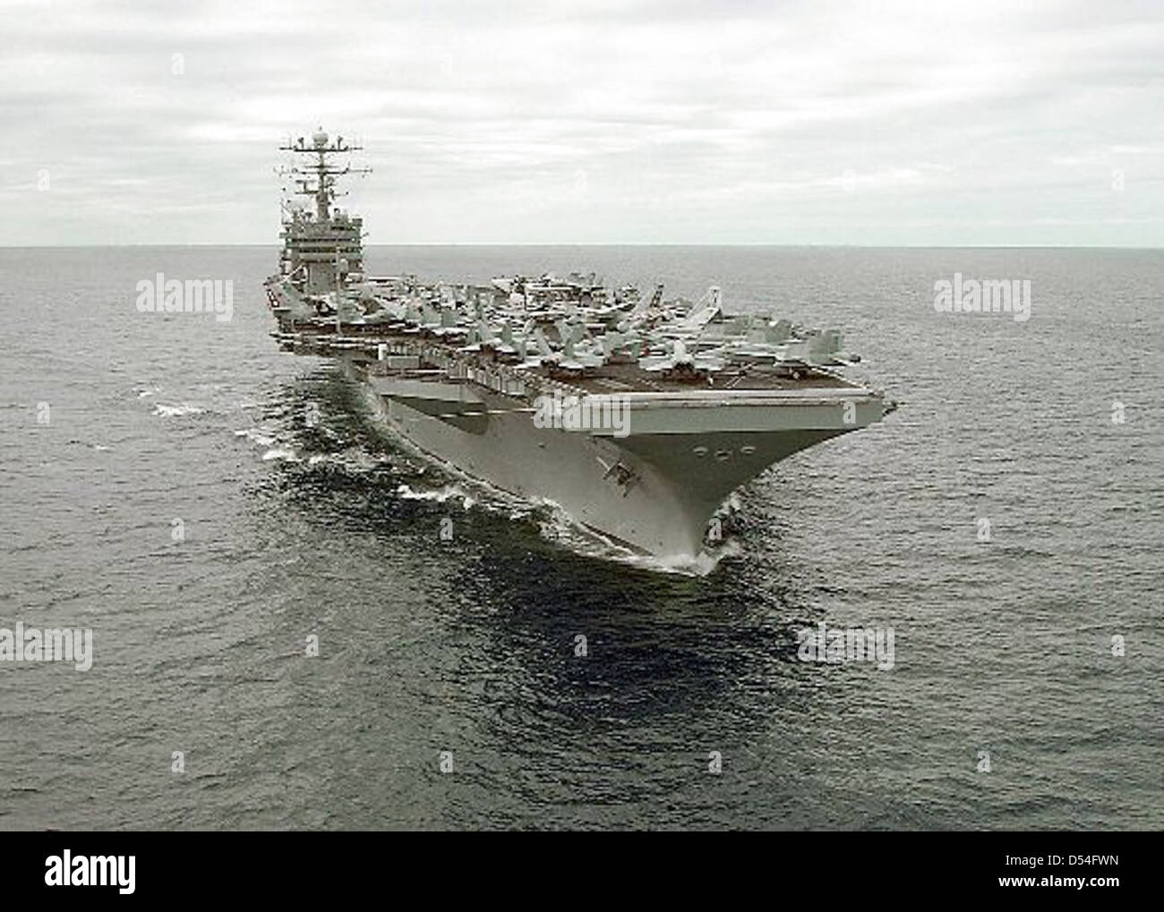 La USS George Washington (CVN 73) è una portaerei di classe Nimitz che ha servito nella Marina degli Stati Uniti, partecipando a operazioni come l'operazione Enduring Freedom e la Southern Watch. La nave giocò un ruolo fondamentale nell'Atlantico e in varie zone di combattimento. La sua storia di servizio include missioni di supporto alla difesa nazionale e alla preparazione militare nelle acque internazionali. Foto Stock