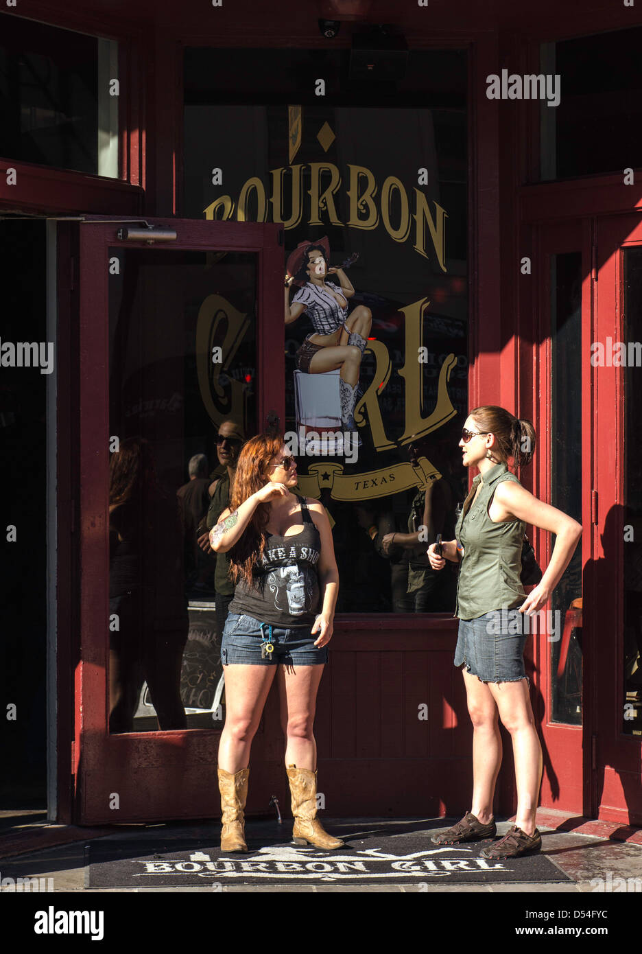 Due giovani ragazze al di fuori di un bar sulla 6th Street Austin Texas US Foto Stock
